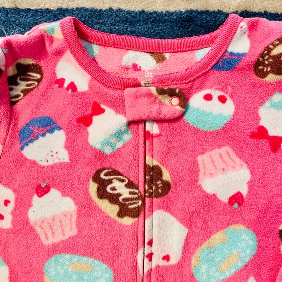 Carter’s 3T fleece footed pajamas bundle cozy cupcake 🧁 butterfly 🦋 heart 💜 - Picture 5 of 8